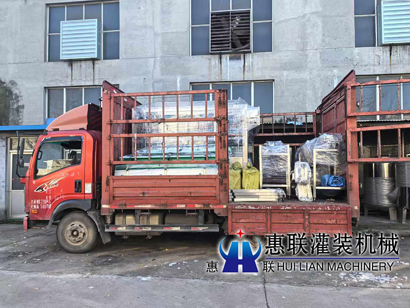 整套油類(lèi)灌裝機(jī)發(fā)往德州